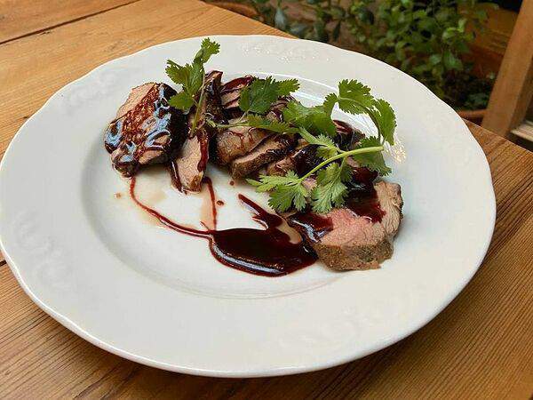 Ezo - Подкопченная баранина с соусом Саперави