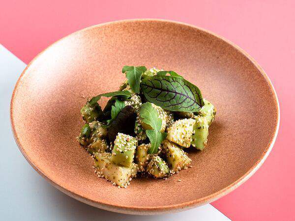 Свет - Салат с авокадо, редисом и огурцами в ореховом соусе