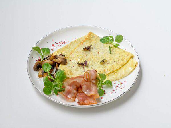 Гастромаркет The Eda - Яичный блинчик с жареным беконом и грибами