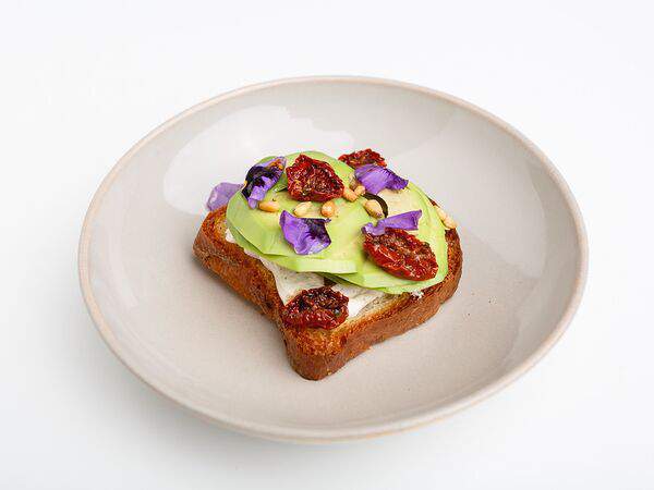 Глупый француз - Бриошь с авокадо и рикоттой