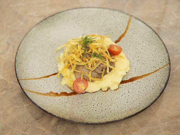 Кафе Театральное - Бефстроганов из говядины с картофельным пюре и хрустящим луком