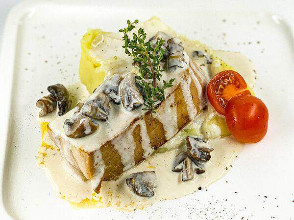 Лакомка - Индейка домашнего копчения под грибным соусом с картофельным пюре