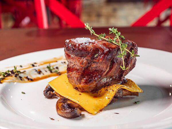 Hosper Hops Pub - Стейк с грибами и сыром чеддер