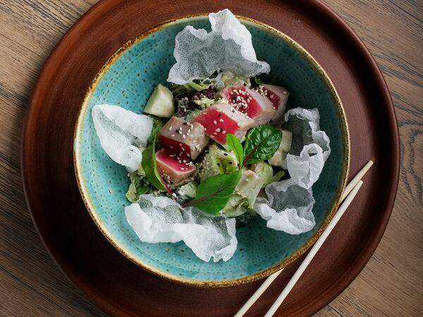 Maru - Фирменный салат Maru с обжаренным тунцом и авокадо