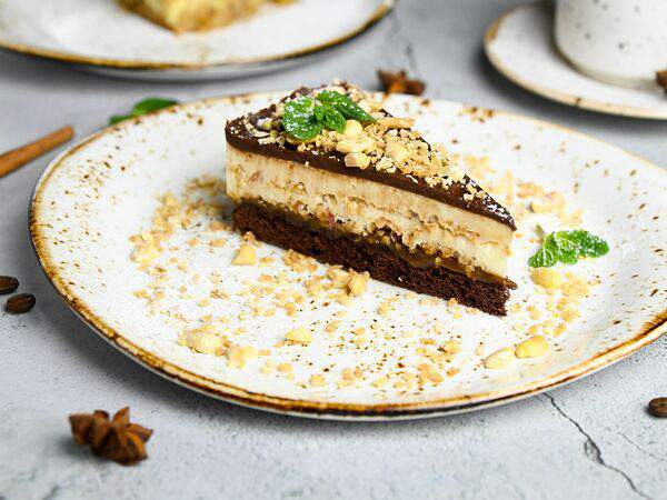 Крафт-кафе Вжарим - Торт шоколадно-карамельный с арахисом и нугой