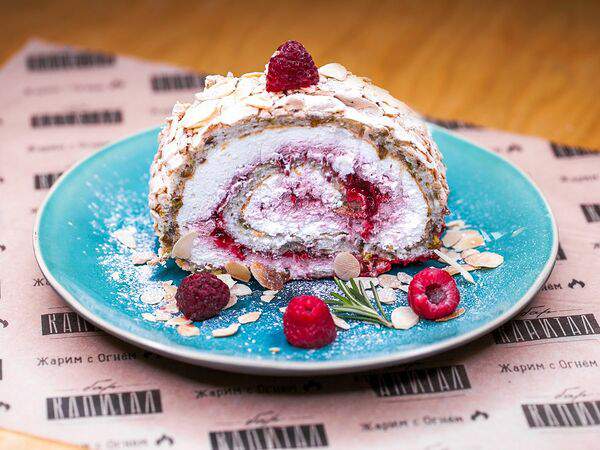 Капитал Grill & Beer - Меренговый рулет с фисташками и малиной