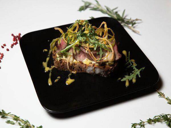 Холодец - Брускетта с ростбифом из сохатого