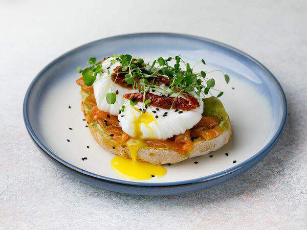 Гости - Тост с лососем, гуакамоле, чили-соусом и яйцом пашот