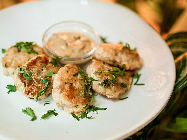 Сыроварня - Куриные оладьи с грибным соусом