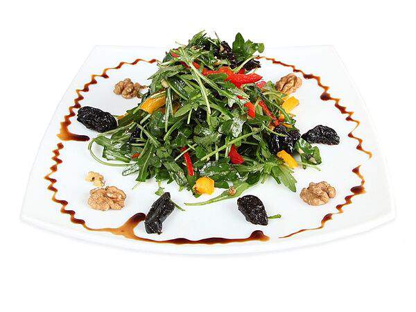 Кафе ной - Салат Руккола с черносливом и грецкими орехами