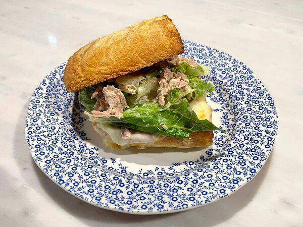 Oggi Bistro - Панини с тунцом и ромейном