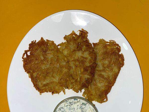 Блинная печка - Картофельные драники со сметанно-огуречным соусом