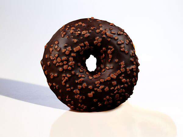 Baggins coffee - Пончик-донат с глазурью из темного шоколада с кусочками молочного шоколада