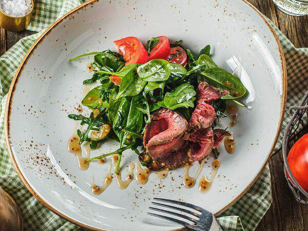 La Famiglia - Салат с ростбифом и овощами