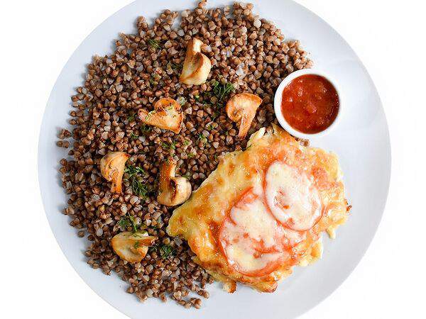 Дом еды - Куриная грудка под сыром с томатами и гречкой