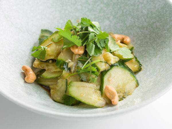 Китайский ресторан Дружба - Салат из битых огурцов и кешью