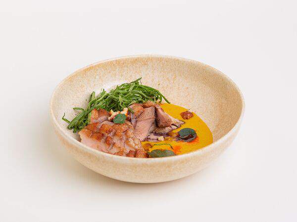 Глупый француз - Утиное филе с муссом из кукурузы, зелёным шпинатом и фисташкой