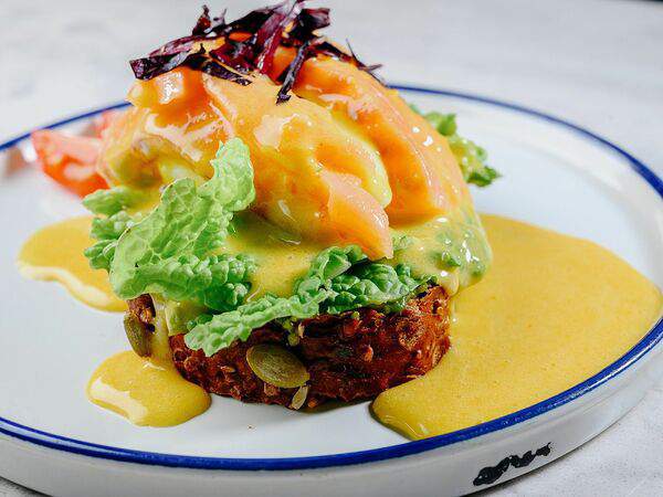 Кристалл - Яйцо роял с лососем и голландским соусом