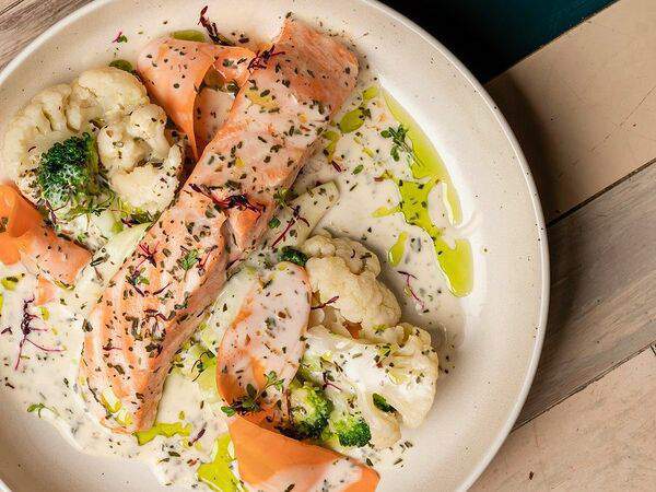 Eat Meet - Стейк лосося в соусе Шампань