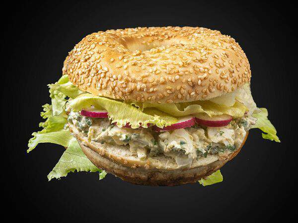 KORM - Бейгл с яичным салатом и редисом