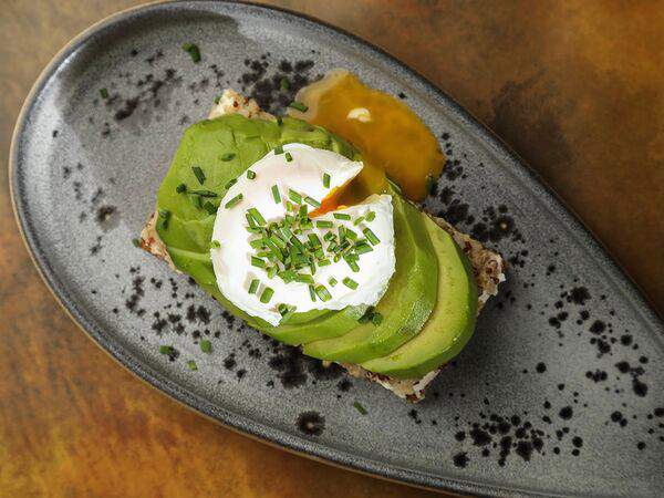 Ресторан 1991 - Авокадо, пашот и киноа на цельнозерновом хлебе с семечками
