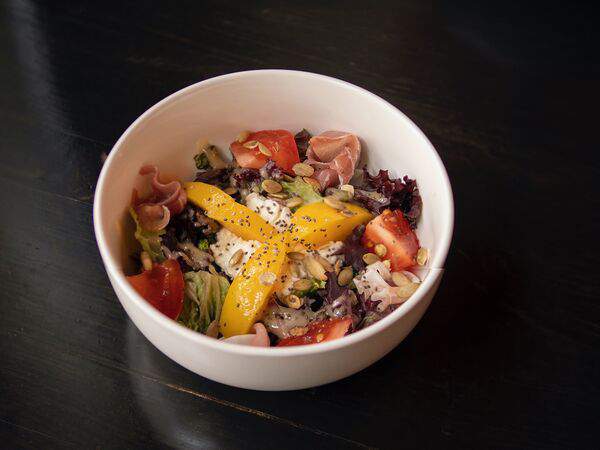 I'm Thankful for Today - Салат с прошутто, молодым сыром и томатами