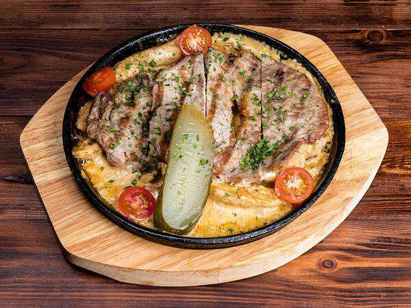 Трактир Колесо - Отбивная из свинины с картофелем в соусе