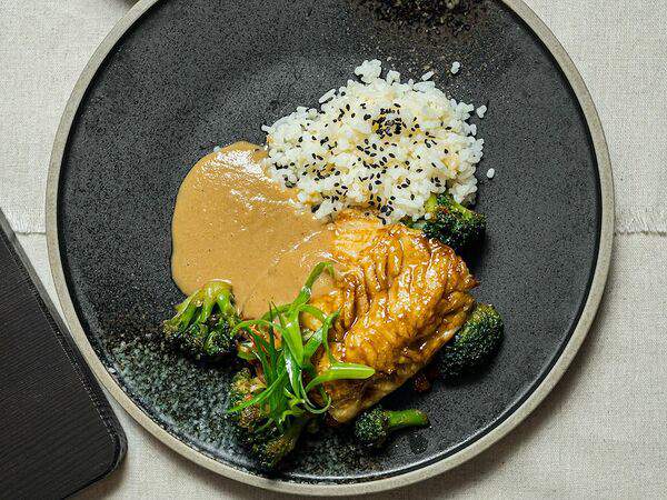 Хлебные истории - Филе судака с овощами и луковым соусом