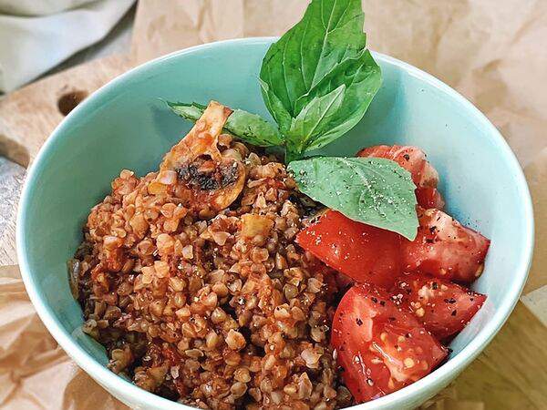 2A Concept. Coffee, Cake & Shop - Греча боул с грибами и томатами