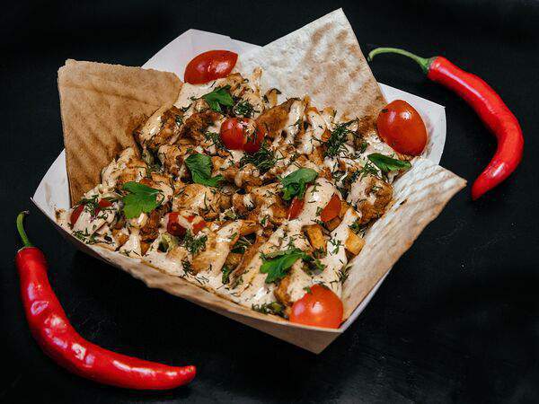 Здесь бы съел - Шаурма с курицей на тарелке