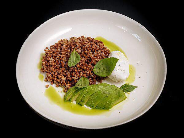 Мона - Гречневая каша с авокадо и яйцом пашот