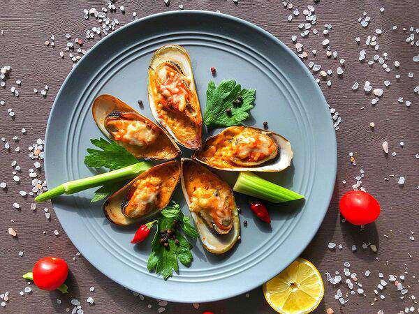 Рыбаs - Мидии киви, запеченные в соусе Том Ям