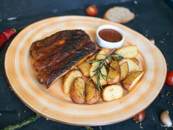 Кафе Арабелла - Свиные ребра с картофельными дольками и соусом чили