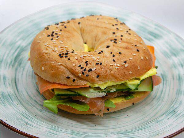 Тепло - Бейгл с лососем и соусом карри