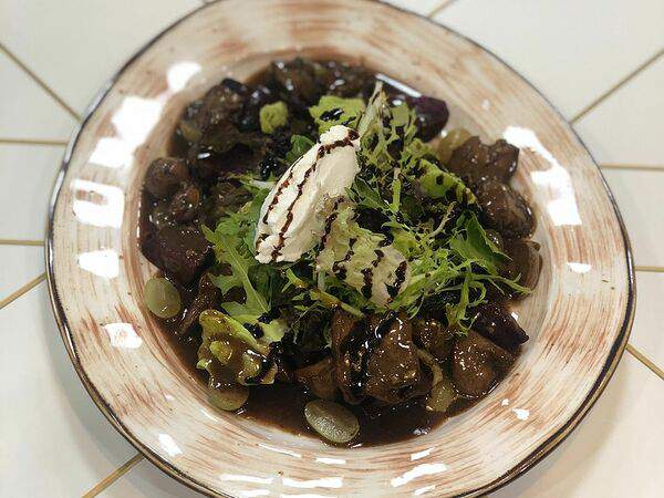 Jesstaurant - Салат со свеклой, куриной печенью и козьим сыром