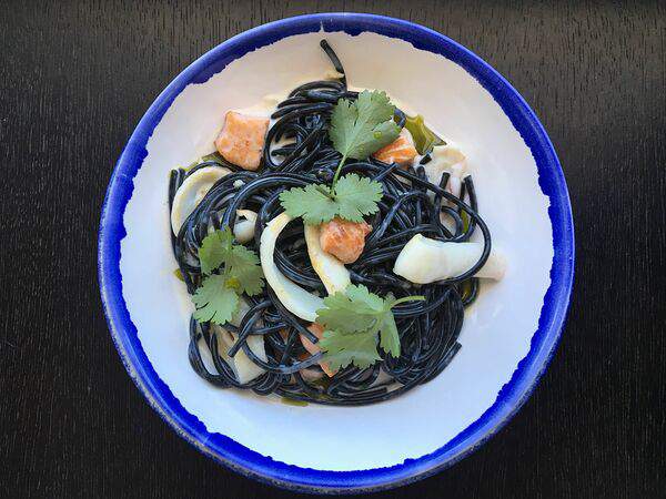 Белый берег - Чёрные спагетти с сёмгой и кальмаром