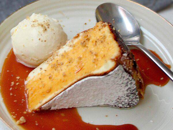 2A Concept. Coffee, Cake & Shop - Чизкейк Сан Себастьян с мороженным и соленой карамелью