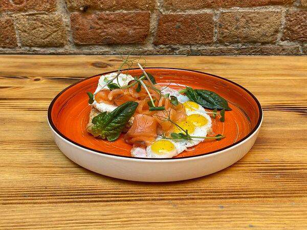 Food Store - Тост с лососем, яйцом пашот и творожным сыром