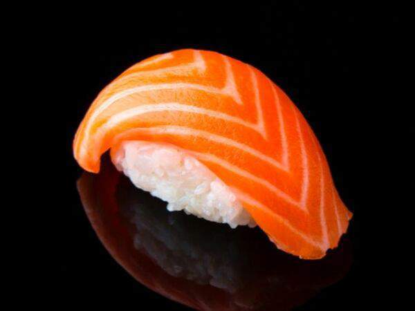 Плакучая Ива - Суши лосось и васаби с кунжутом