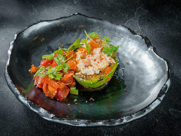 Jimoto - Салат Краб с авокадо, икрой тобико и соусом кюпи