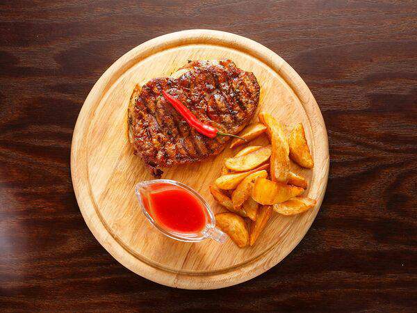 Chester Art Pub - Стейк из свинины с запеченным картофелем