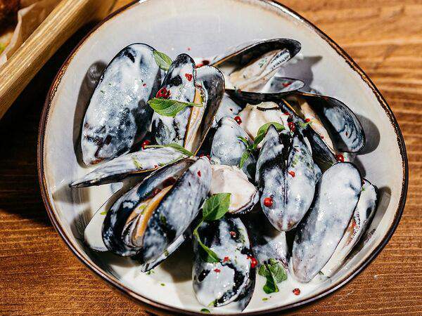 Friends Gastrobar - Мидии в сырном соусе