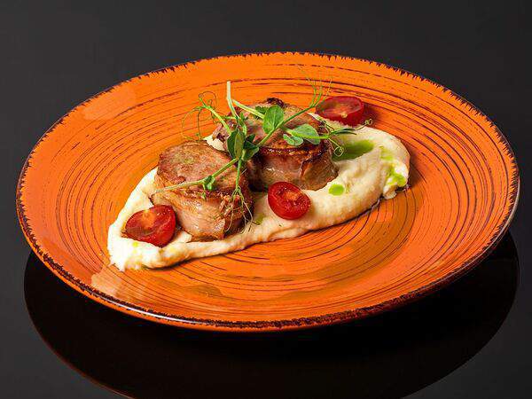 Prego - Медальоны из свинины с картофельным пюре