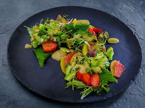 Чайхона №1 Братьев Васильчуков - Салат-микс с авокадо и клубникой