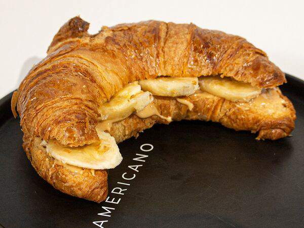 Saint Americano - Круассан с арахисом и бананом