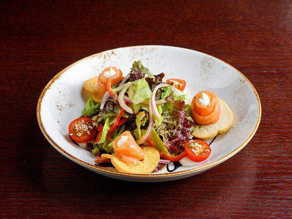 Irish Pub Dublin - Салат со слабосоленым лососем