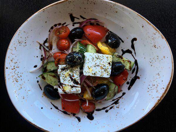 Белый берег - Греческий из свежих овощей с сыром