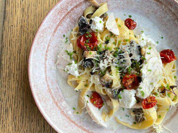 Traveller's Coffee - Феттуччине с цыпленком и грибами