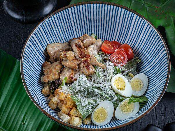 Stories - Салат Цезарь с курицей