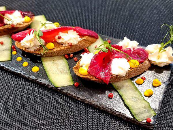 Toplivo - Брускетты со свекольной форелью и муссом крем-чиз